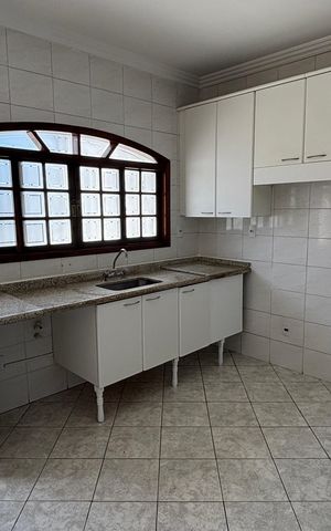 Casa à venda com 232m², 4 quartos e 4 vagas Casa à venda com 232m², 4 quartos e 4 vagasSala de Jantar - Cozinha