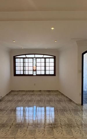 Casa à venda com 232m², 4 quartos e 4 vagas Casa à venda com 232m², 4 quartos e 4 vagasSala