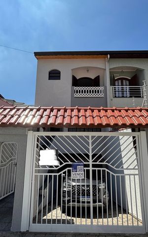 Casa à venda com 232m², 4 quartos e 4 vagas Casa à venda com 232m², 4 quartos e 4 vagasFachada