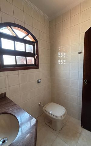 Casa à venda com 232m², 4 quartos e 4 vagas Casa à venda com 232m², 4 quartos e 4 vagasBanheiro