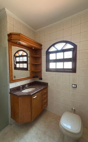 Casa à venda com 232m², 4 quartos e 4 vagas Casa à venda com 232m², 4 quartos e 4 vagasBanheiro