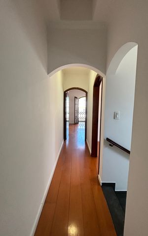 Casa à venda com 232m², 4 quartos e 4 vagas Casa à venda com 232m², 4 quartos e 4 vagasCorredor