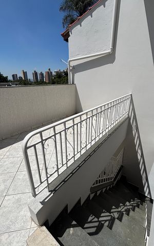 Casa à venda com 232m², 4 quartos e 4 vagas Casa à venda com 232m², 4 quartos e 4 vagasQuintal - Escada
