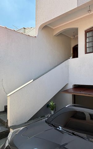 Casa à venda com 232m², 4 quartos e 4 vagas Casa à venda com 232m², 4 quartos e 4 vagasGaragem