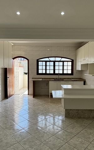 Casa à venda com 232m², 4 quartos e 4 vagas Casa à venda com 232m², 4 quartos e 4 vagasSala de Jantar - Cozinha