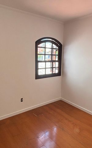 Casa à venda com 232m², 4 quartos e 4 vagas Casa à venda com 232m², 4 quartos e 4 vagasQuarto 2