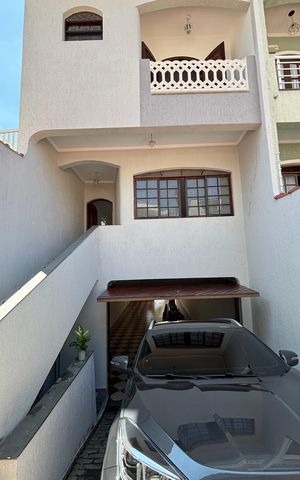 Casa à venda com 232m², 4 quartos e 4 vagas Casa à venda com 232m², 4 quartos e 4 vagasGaragem