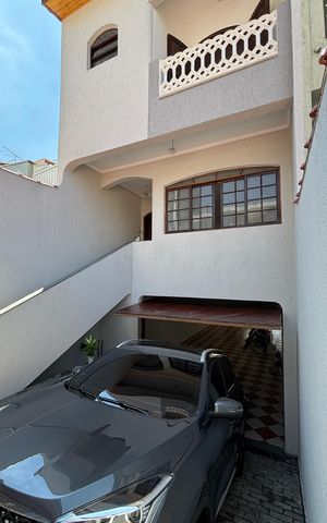Casa à venda com 232m², 4 quartos e 4 vagas Casa à venda com 232m², 4 quartos e 4 vagasGaragem