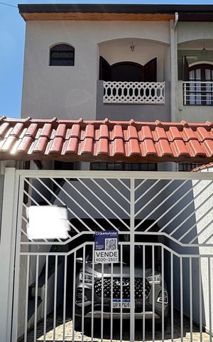 Casa à venda com 232m², 4 quartos e 4 vagas Casa à venda com 232m², 4 quartos e 4 vagasFachada