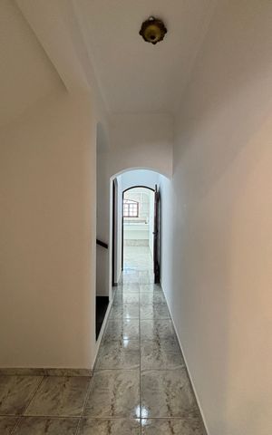 Casa à venda com 232m², 4 quartos e 4 vagas Casa à venda com 232m², 4 quartos e 4 vagasCorredor