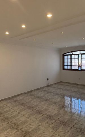 Casa à venda com 232m², 4 quartos e 4 vagas Casa à venda com 232m², 4 quartos e 4 vagasSala