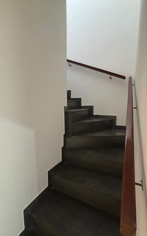 Casa à venda com 232m², 4 quartos e 4 vagas Casa à venda com 232m², 4 quartos e 4 vagasEscada