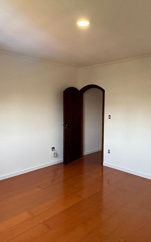 Casa à venda com 232m², 4 quartos e 4 vagas Casa à venda com 232m², 4 quartos e 4 vagasQuarto 3