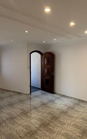 Casa à venda com 232m², 4 quartos e 4 vagas Casa à venda com 232m², 4 quartos e 4 vagasSala