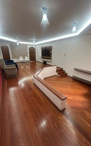 Casa para alugar com 319m², 4 quartos e 8 vagas Casa para alugar com 319m², 4 quartos e 8 vagasSala