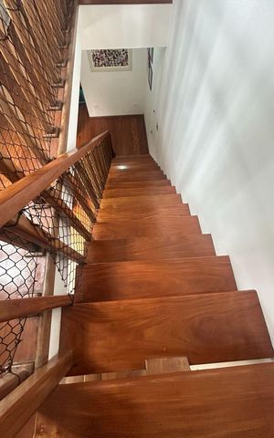 Casa para alugar com 319m², 4 quartos e 8 vagas Casa para alugar com 319m², 4 quartos e 8 vagasEscada