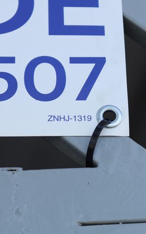 Casa à venda com 135m², 3 quartos e 2 vagasPlaca instalada no portão do imóvel - Código da placa: ZNHJ-1319