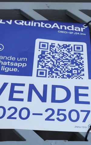 Casa à venda com 135m², 3 quartos e 2 vagasPlaca instalada no portão do imóvel - Código da placa: ZNHJ-1319