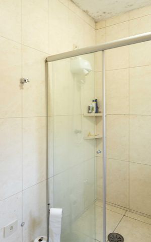 Casa de condomínio para alugar com 110m², 3 quartos e 4 vagas Casa de condomínio para alugar com 110m², 3 quartos e 4 vagasBanheiro da Suíte 1