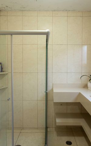 Casa de condomínio para alugar com 110m², 3 quartos e 4 vagas Casa de condomínio para alugar com 110m², 3 quartos e 4 vagasBanheiro da Suíte 1
