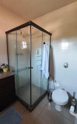 Casa de condomínio à venda com 267m², 4 quartos e 4 vagas Casa de condomínio à venda com 267m², 4 quartos e 4 vagasBanheiro