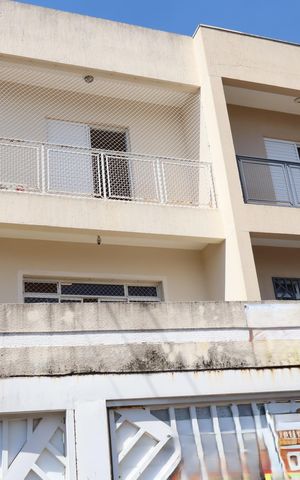 Casa à venda com 140m², 3 quartos e 3 vagasFachada e portão