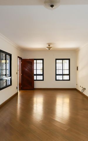 Casa à venda com 151m², 3 quartos e 2 vagas Casa à venda com 151m², 3 quartos e 2 vagasSala