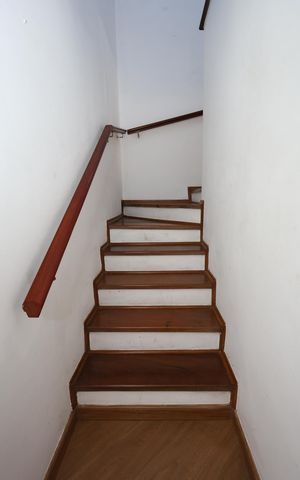 Casa à venda com 151m², 3 quartos e 2 vagas Casa à venda com 151m², 3 quartos e 2 vagasEscada