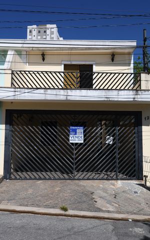 Casa à venda com 151m², 3 quartos e 2 vagas Casa à venda com 151m², 3 quartos e 2 vagasFachada