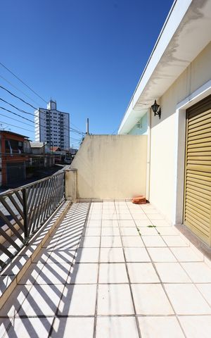 Casa à venda com 151m², 3 quartos e 2 vagas Casa à venda com 151m², 3 quartos e 2 vagasvaranda
