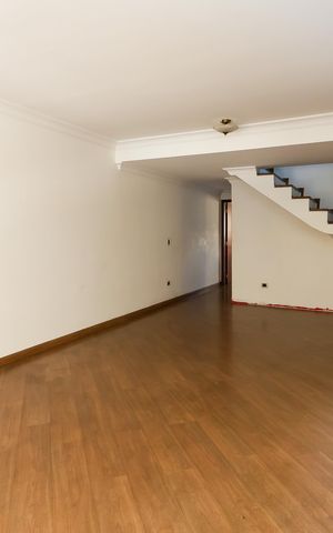 Casa à venda com 151m², 3 quartos e 2 vagas Casa à venda com 151m², 3 quartos e 2 vagasSala