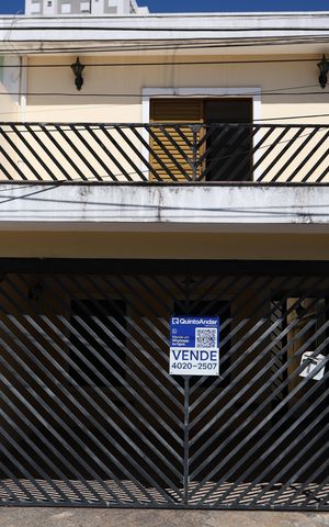 Casa à venda com 151m², 3 quartos e 2 vagas Casa à venda com 151m², 3 quartos e 2 vagasFachada