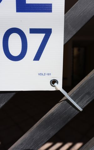Casa à venda com 151m², 3 quartos e 2 vagas Casa à venda com 151m², 3 quartos e 2 vagasplaca doc VDLZ-181