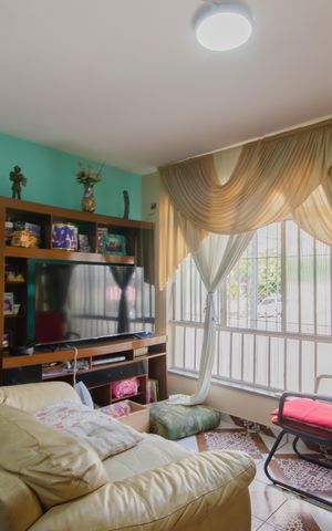 Casa à venda com 200m², 4 quartos e 1 vaga Casa à venda com 200m², 4 quartos e 1 vagaSala