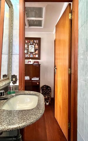Apartamento à venda com 180m², 3 quartos e 2 vagas Apartamento à venda com 180m², 3 quartos e 2 vagasLavabo