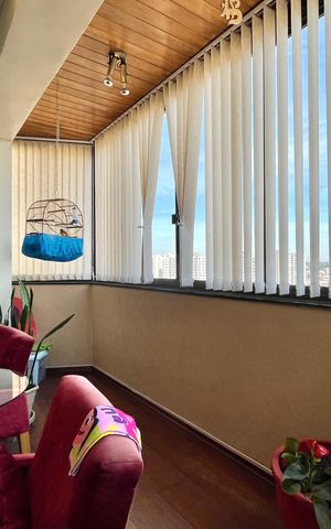 Apartamento à venda com 180m², 3 quartos e 2 vagas Apartamento à venda com 180m², 3 quartos e 2 vagasVaranda