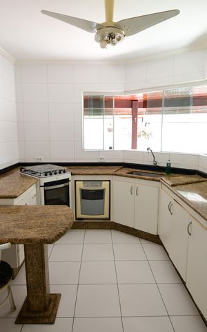 Casa para alugar com 326m², 3 quartos e 3 vagasCozinha