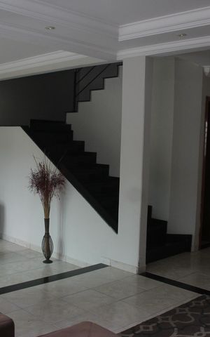 Casa à venda com 240m², 4 quartos e 2 vagasSala de TV