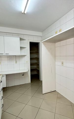 Apartamento para alugar com 212m², 4 quartos e 4 vagas Apartamento para alugar com 212m², 4 quartos e 4 vagasCozinha