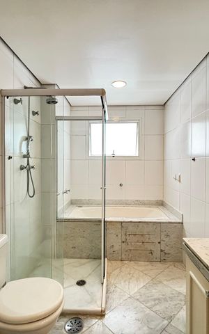 Apartamento para alugar com 212m², 4 quartos e 4 vagas Apartamento para alugar com 212m², 4 quartos e 4 vagasBanheiro da Suíte 4