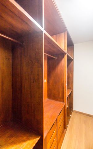 Casa de condomínio à venda com 600m², 4 quartos e 9 vagas Casa de condomínio à venda com 600m², 4 quartos e 9 vagasCloset da suíte