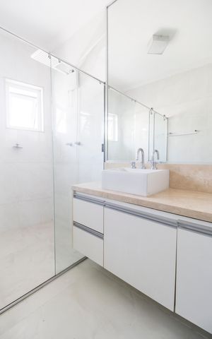 Casa de condomínio à venda com 600m², 4 quartos e 9 vagas Casa de condomínio à venda com 600m², 4 quartos e 9 vagasBanheiro