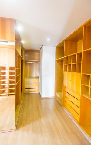 Casa de condomínio à venda com 600m², 4 quartos e 9 vagas Casa de condomínio à venda com 600m², 4 quartos e 9 vagasCloset da suíte