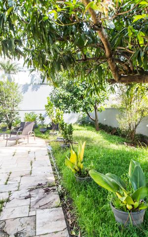 Casa de condomínio à venda com 600m², 4 quartos e 9 vagas Casa de condomínio à venda com 600m², 4 quartos e 9 vagasQuintal