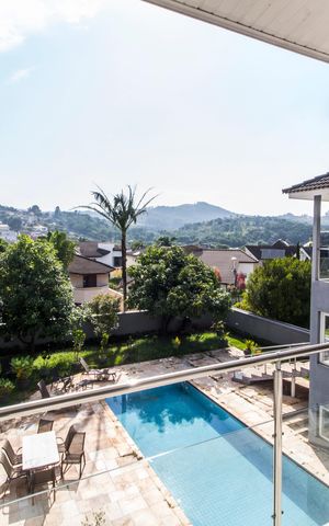 Casa de condomínio à venda com 600m², 4 quartos e 9 vagas Casa de condomínio à venda com 600m², 4 quartos e 9 vagasVaranda