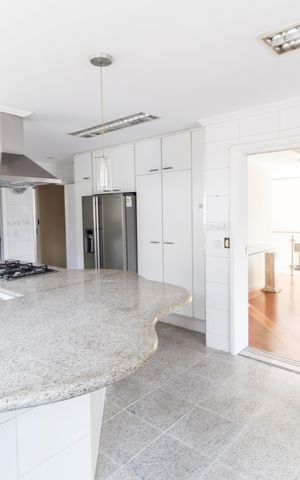 Casa de condomínio à venda com 600m², 4 quartos e 9 vagas Casa de condomínio à venda com 600m², 4 quartos e 9 vagasCozinha