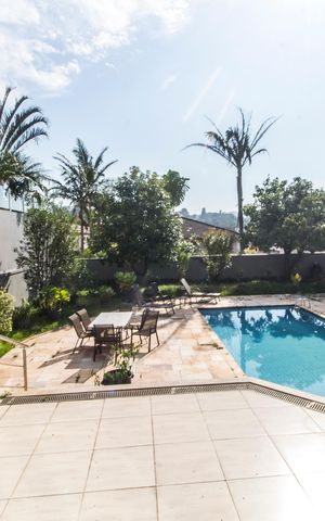 Casa de condomínio à venda com 600m², 4 quartos e 9 vagas Casa de condomínio à venda com 600m², 4 quartos e 9 vagasVista da Sala