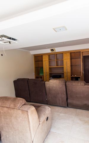 Casa de condomínio à venda com 600m², 4 quartos e 9 vagas Casa de condomínio à venda com 600m², 4 quartos e 9 vagasSala