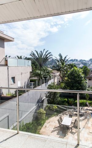 Casa de condomínio à venda com 600m², 4 quartos e 9 vagas Casa de condomínio à venda com 600m², 4 quartos e 9 vagasVaranda