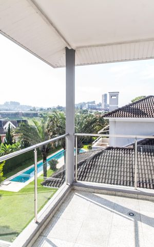 Casa de condomínio à venda com 600m², 4 quartos e 9 vagas Casa de condomínio à venda com 600m², 4 quartos e 9 vagasVaranda